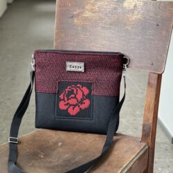 Musta/punainen pieni laukku KARMEN