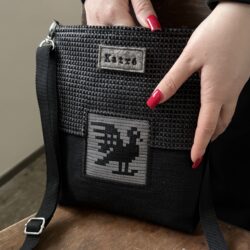 Pieni musta laukku MUHU LIND