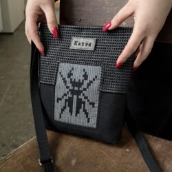 Pieni musta laukku PUTUKAS (positiv)