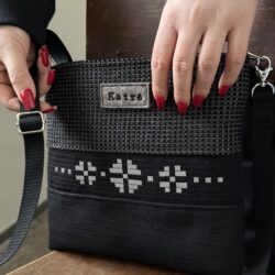 Pieni musta laukku TÄHTI