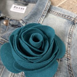 Suuri huopainen ruusurintaneula - turkoosi