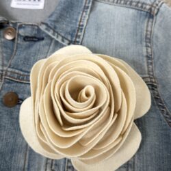 Suuri huopainen ruusurintaneula - valkoinen