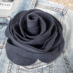 Suuri huopainen ruusurintaneula - tummansininen