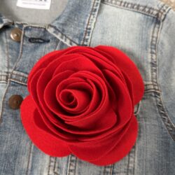 Suuri huopainen ruusurintaneula - punainen