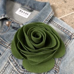 Suuri huopainen ruusurintaneula - vihreä